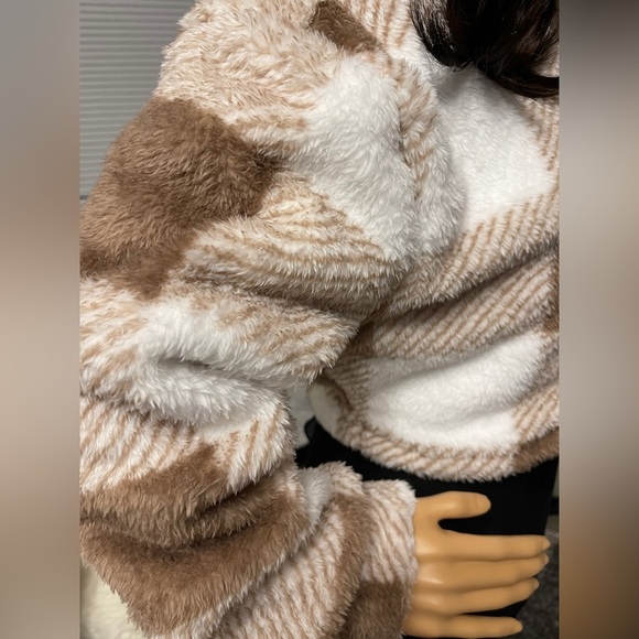 Women’s Drop Shoulder Crop Plush Coat Size M - Picture 12 of 15